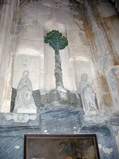 Statue : Arbre de l'Apparition à Marie-Madeleine, et deux saintes