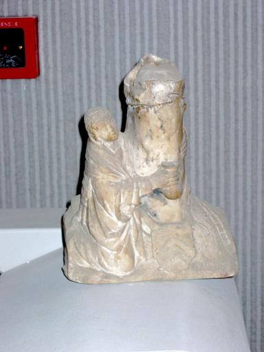 Statuette : Sainte à genoux (conservée à la mairie de Nogent-sur-Seine)