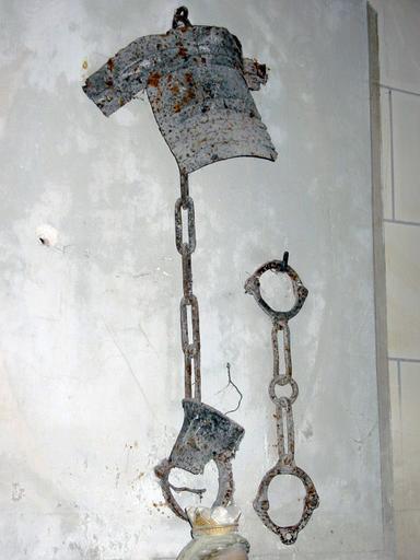 Ex-voto (entraves de prisonnier ; fragments d'armure), vue générale