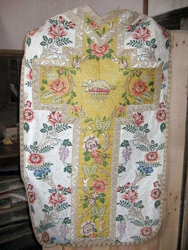 Chasuble, manipule, étole, voile de calice, bourse de corporal