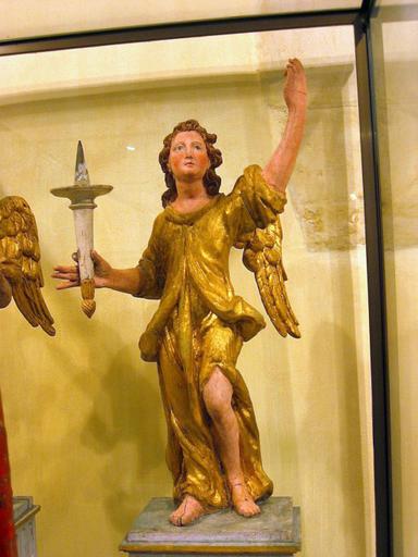 Statuettes (2) : Anges porte-flambeaux (Trésor des Eglises de Brienne-le-Château), vue partielle : ange avec flambeau