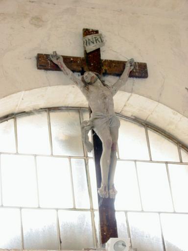 Statue : Christ en croix, vue générale