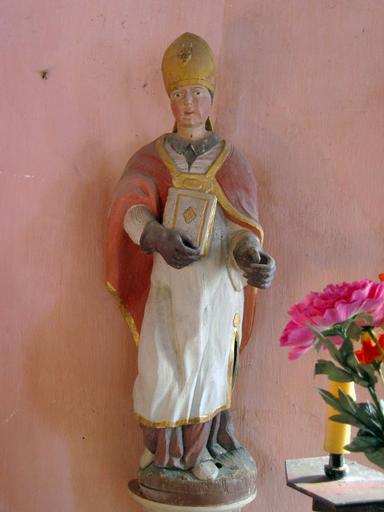 Statue : Saint évêque tenant un livre, vue générale