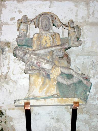 Groupe sculpté : Vierge de Pitié avec deux anges la couronnant, vue générale