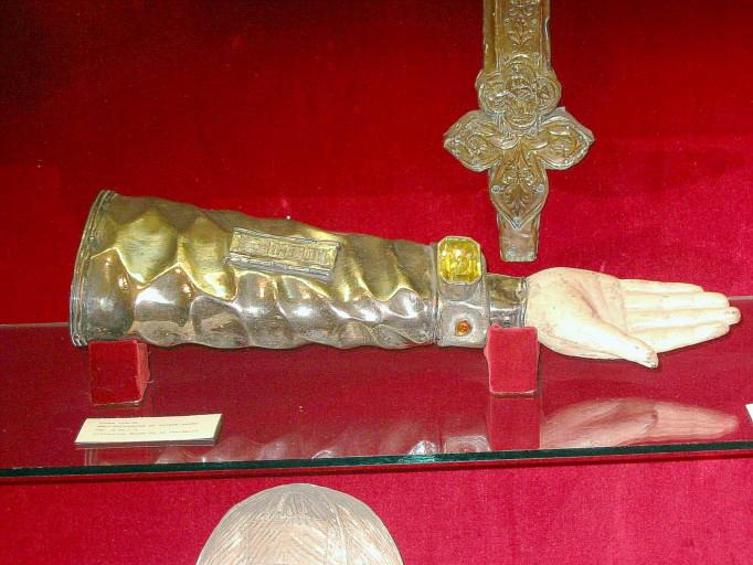 Bras-reliquaire (dépôt de l'Hôtel-Dieu au musée de Vauluisant), vue générale - © Ministère de la Culture, 2003 ; © Conseil régional de Champagne-Ardenne, 2003 ; © Conseil général de l'Aube, 2003