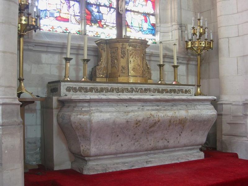 Maître-autel, tabernacle