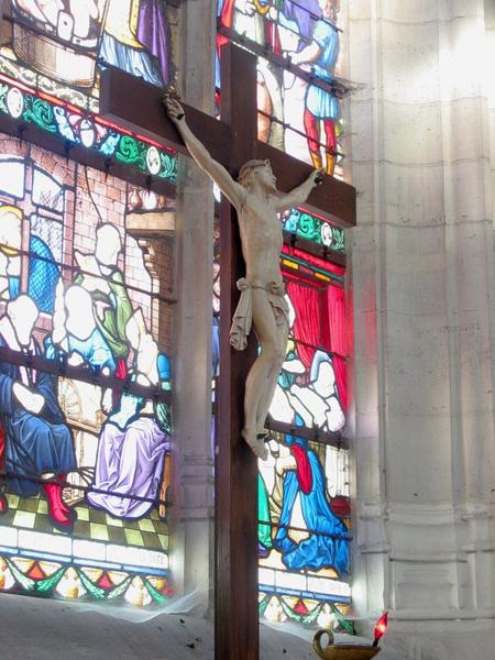 Croix d'autel sculptée : Christ en croix