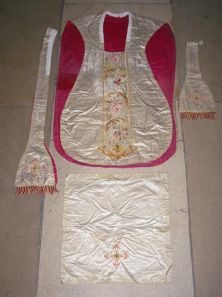 Chasuble, étole, manipule, voile de calice