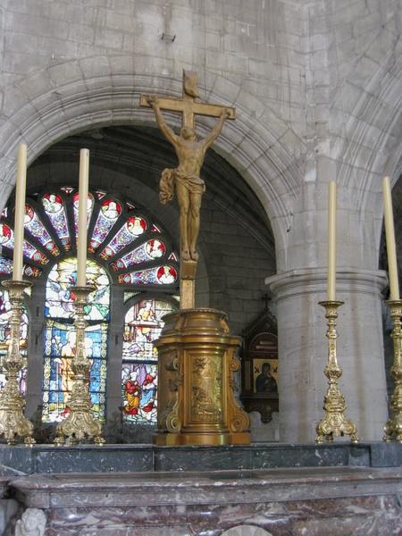 Croix d'autel sculptée : Christ en croix