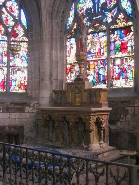 Autel et retable, tabernacle, statue