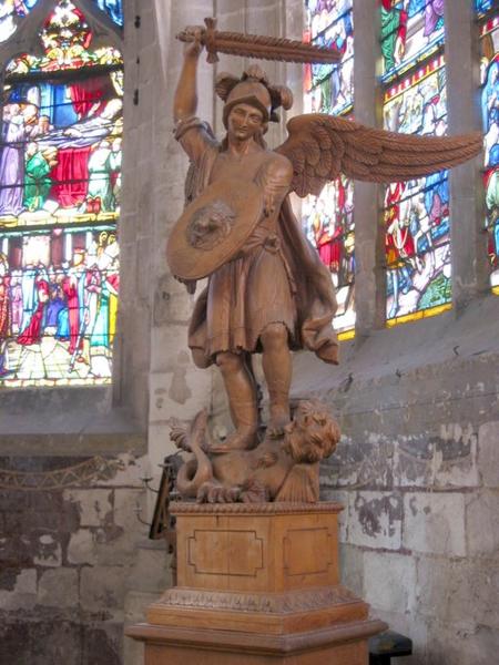 Statue : Saint Michel terrassant le dragon