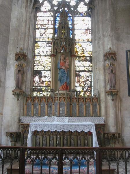 Autel et retable, tabernacle, statues, 2 crédences