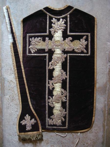 Chasuble, étole, chrémeau d'autel