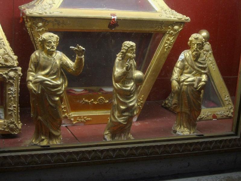 5 statuettes : deux anges, Christ tenant le globe terrestre, deux saints au livre