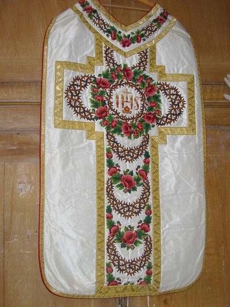 Chasuble, 2 étoles, manipule, pale, 2 voiles de calice (?)