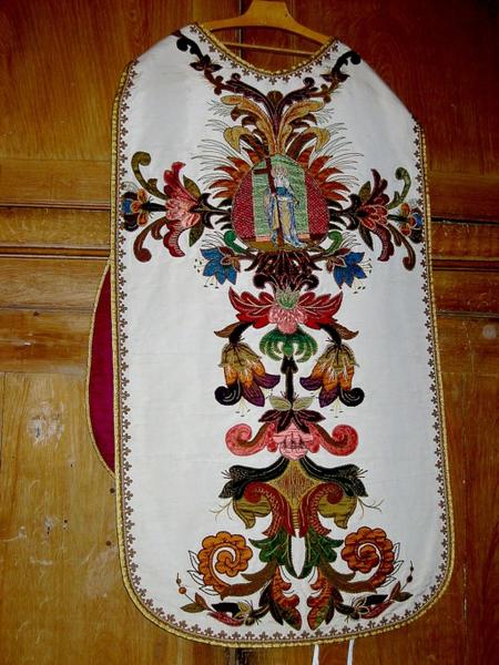 Chasuble, étole, manipule, pale, voile de calice (?)