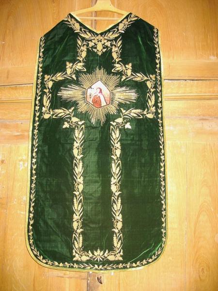 Chasuble, étole, manipule, pale, voile de calice (?) : Sainte Thérèse en prière devant le Christ en croix