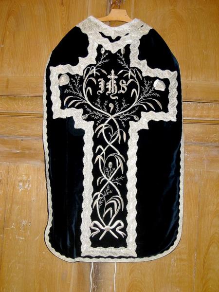 Chasuble, étole, manipule, pale, voile de calice (?), chape