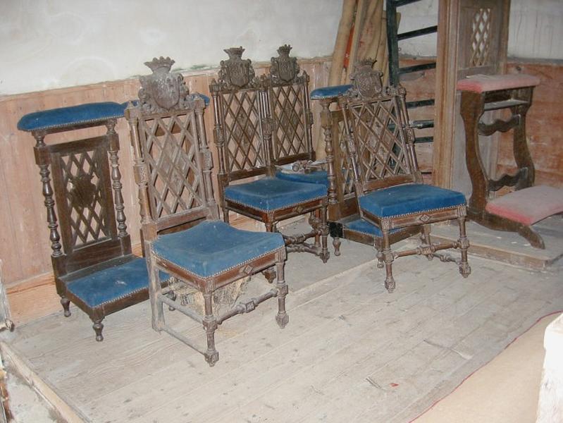 10 fauteuils et 8 prie-Dieu