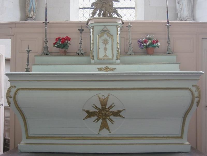 Autel, tabernacle, 2 gradins d'autel