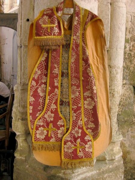 Chasuble, manipule, étole, voile de calice