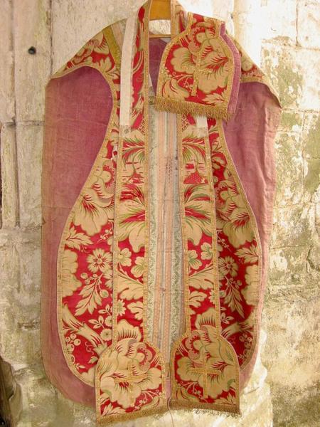 Chasuble, manipule, étole, voile de calice