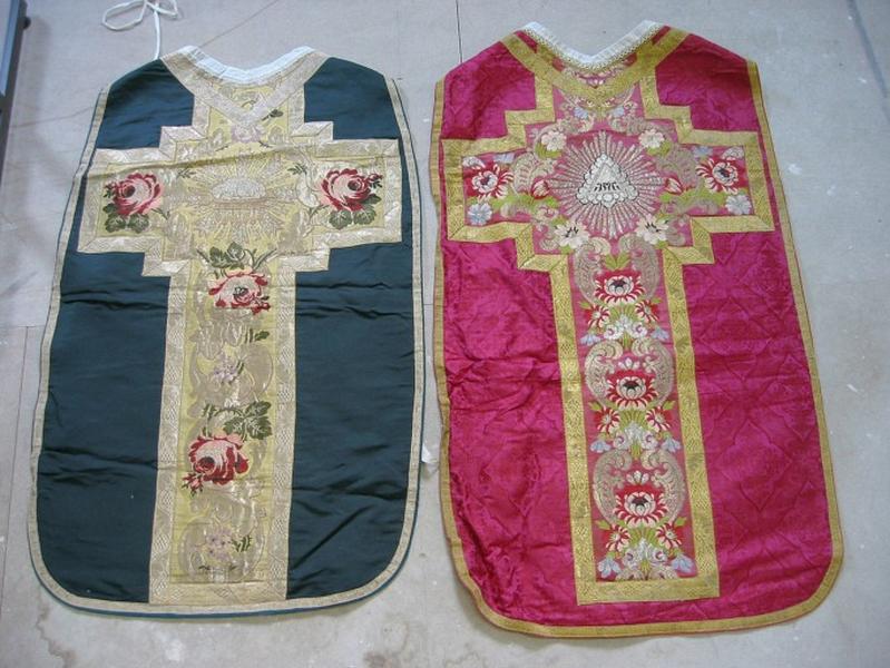 2 chasubles