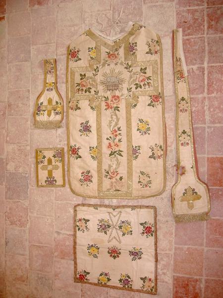 Chasuble, étole, manipule, bourse de corporal, voile de calice