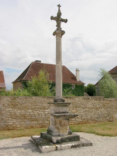 Croix de cimetière, autel