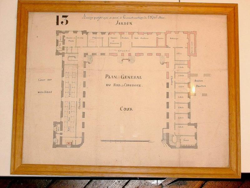 Plan : Ancien projet qui a servi à la construction de l'Hôtel-Dieu. Rez-de-chaussée (dépôt de l'Hôtel-Dieu au musée des Beaux-Arts)