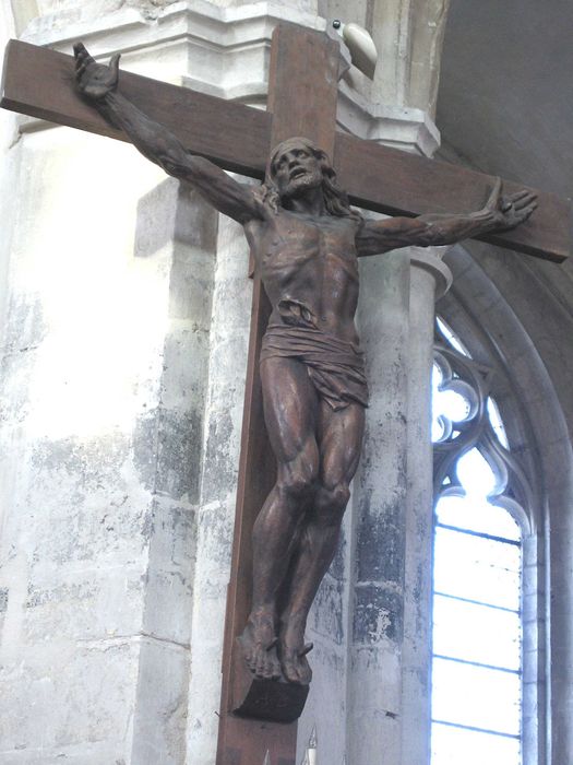 statue : Christ en croix