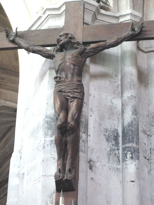 statue : Christ en croix