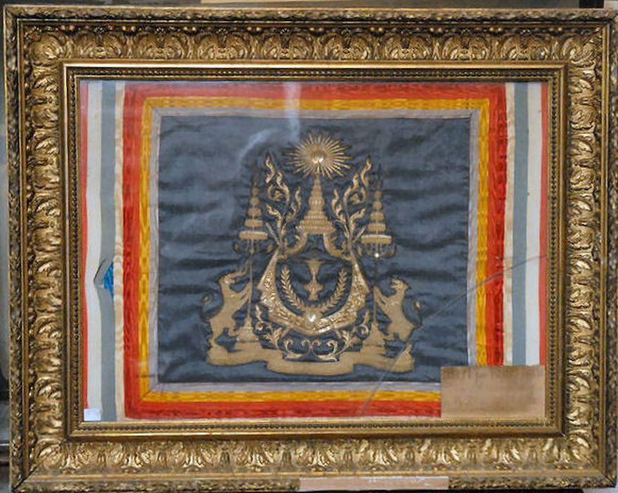 Ex-voto, cadre : Fanion du régiment indochinois - © Ministère de la Culture (France), Conservation des antiquités et des objets d’art de l’Aude – Tous droits réservés