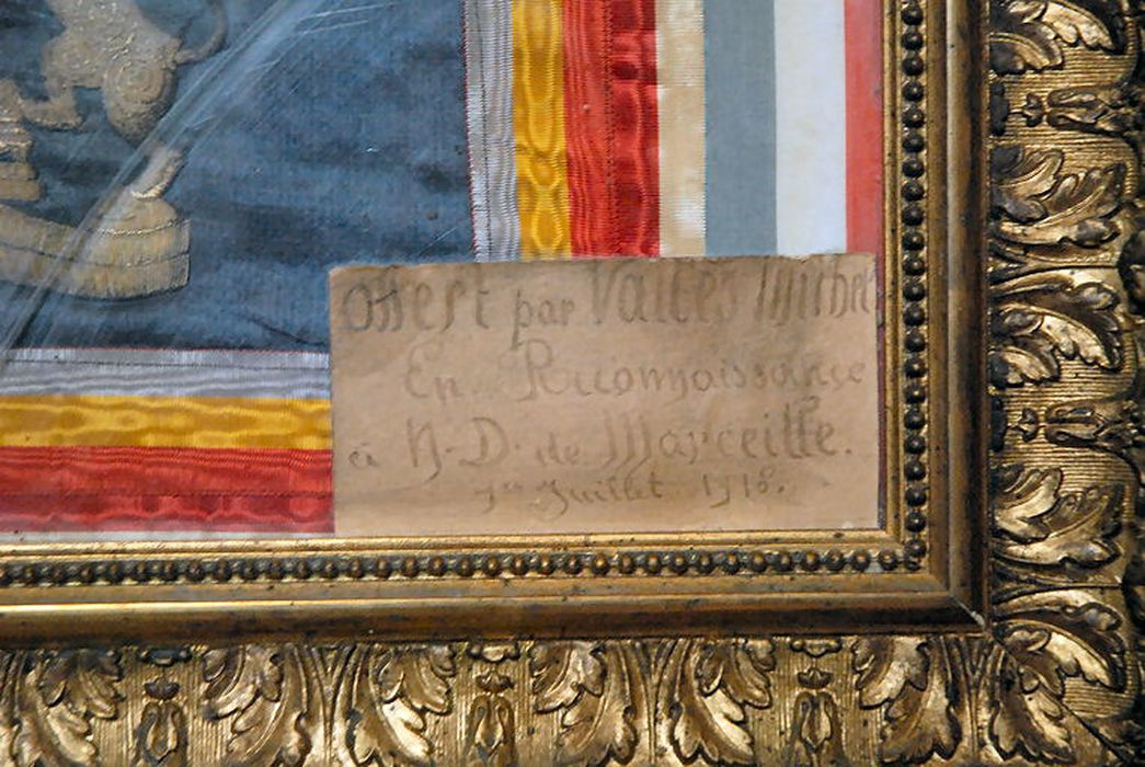 Ex-voto, cadre : Fanion du régiment indochinois, détail inscription - © Ministère de la Culture (France), Conservation des antiquités et des objets d’art de l’Aude – Tous droits réservés 