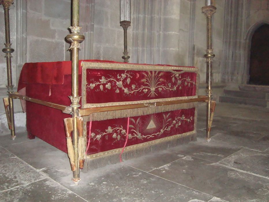 garnitures de dais de procession : rouge et doré