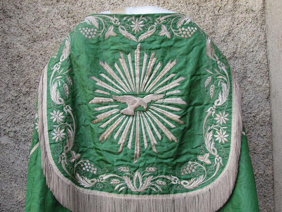 chape (ornement réversible violet/vert), détail du chaperon - © Ministère de la Culture (France), Conservation des antiquités et des objets d’art de l’Aude – Tous droits réservés 