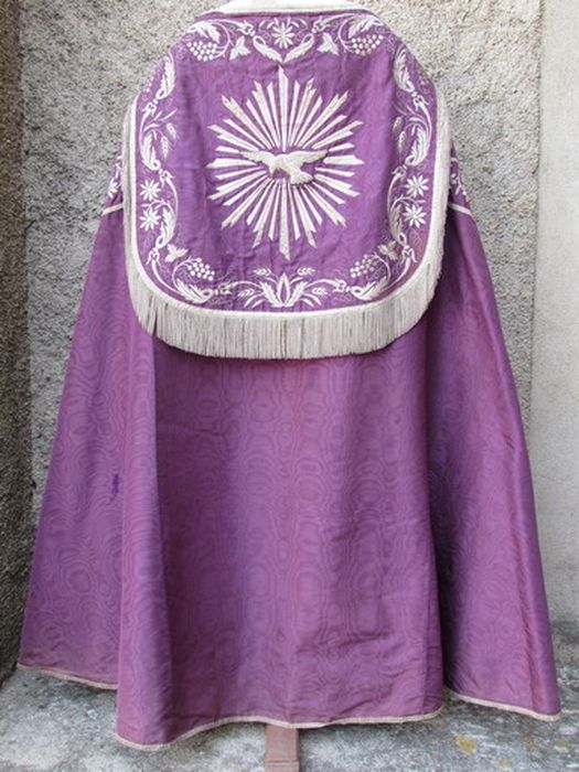 chape (ornement réversible violet/vert), détail du chaperon - © Ministère de la Culture (France), Conservation des antiquités et des objets d’art de l’Aude – Tous droits réservés