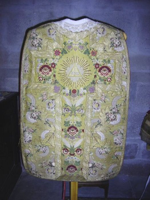 Chasuble, étole, manipule, voile de calice, bourse de corporal (ornement doré)