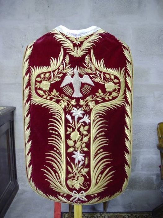 chasuble : Grand ornement rouge de Saint-Vincent