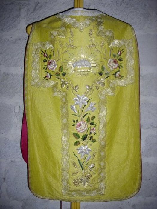 chasuble : Grand ornement doré