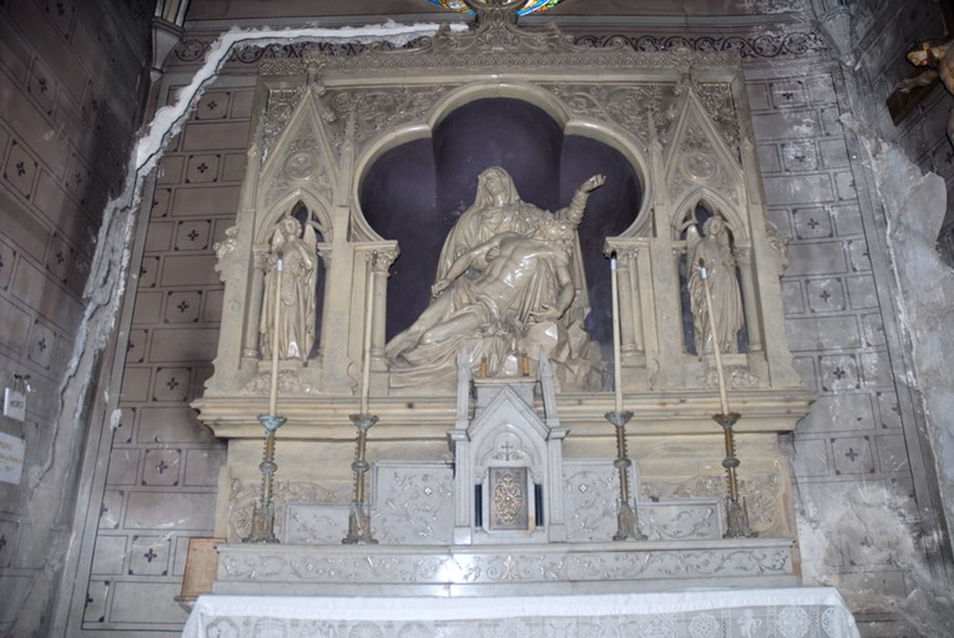 groupe sculpté : Vierge de Pitié, et retable