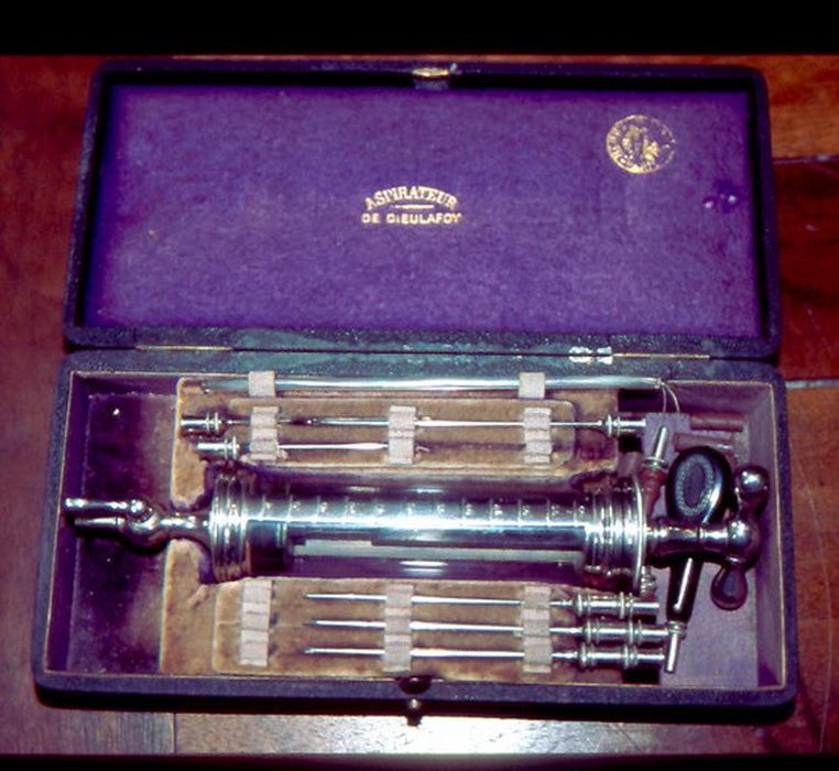 ensemble d'instruments de chirurgie (aspirateur de Delafoy, irrigateur, trousse de chirurgien, pulvérisateur, etc.)