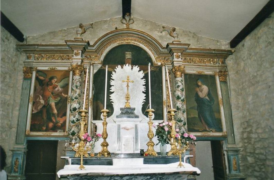 retable, tableaux : le Christ en croix, Saint Michel terrassant le dragon, la Sainte Vierge (maître-autel)