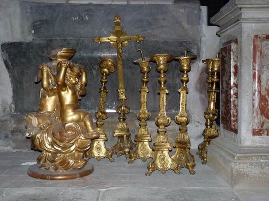 garniture du maître-autel (croix et 6 chandeliers) - © Ministère de la Culture (France), Conservation des antiquités et des objets d’art de l’Aude – Tous droits réservés