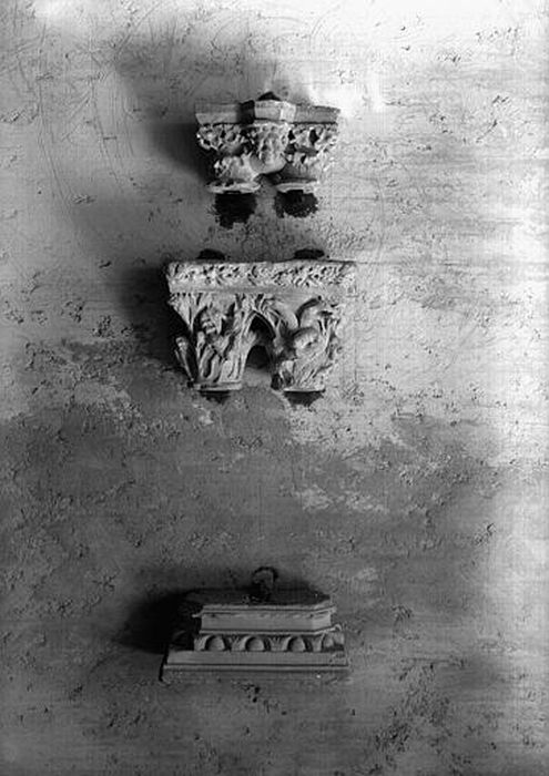 chapiteaux - © Ministère de la Culture (France), Conservation des antiquités et des objets d’art de l’Aude – Tous droits réservés