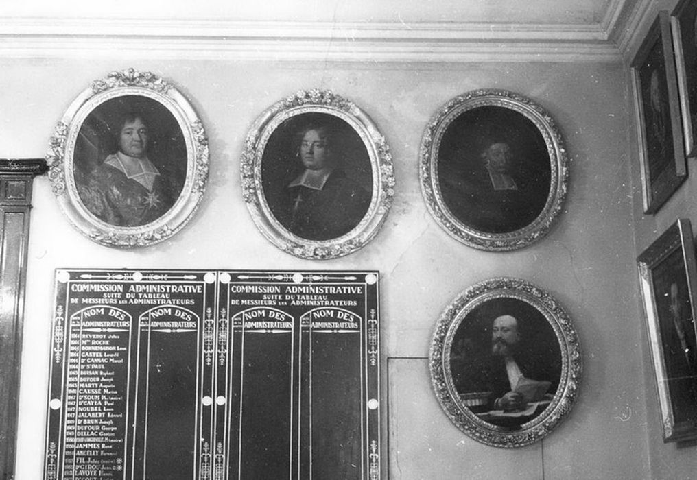 ensemble de 43 portraits d'évêques et bienfaiteurs (42 tableaux et un dessin, et leurs cadres), vue partielle