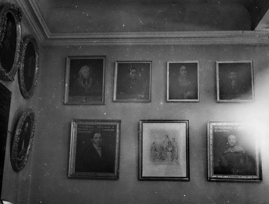 ensemble de 43 portraits d'évêques et bienfaiteurs (42 tableaux et un dessin, et leurs cadres), vue partielle