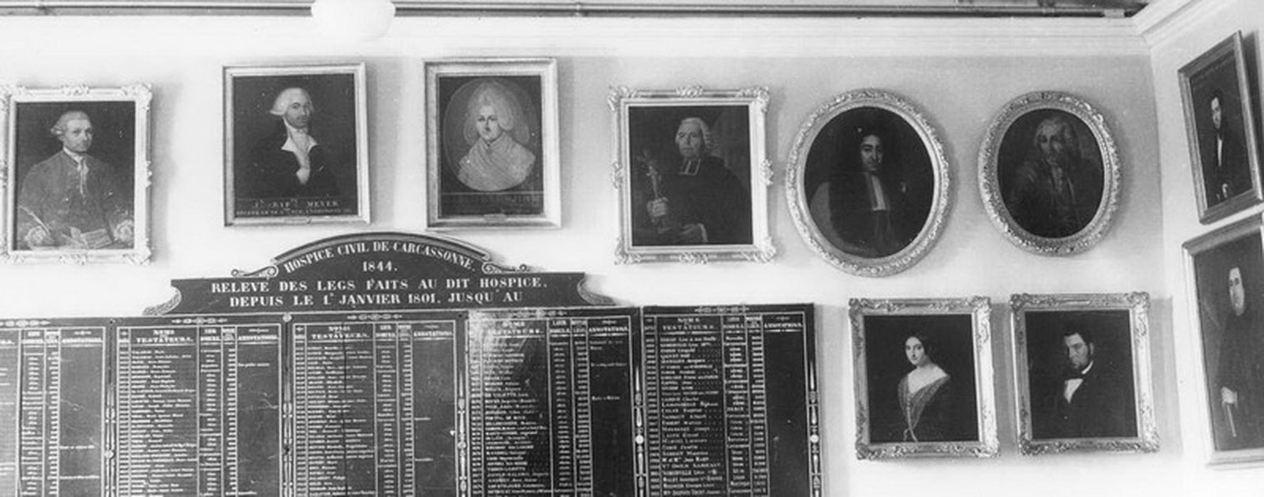 ensemble de 43 portraits d'évêques et bienfaiteurs (42 tableaux et un dessin, et leurs cadres), vue partielle