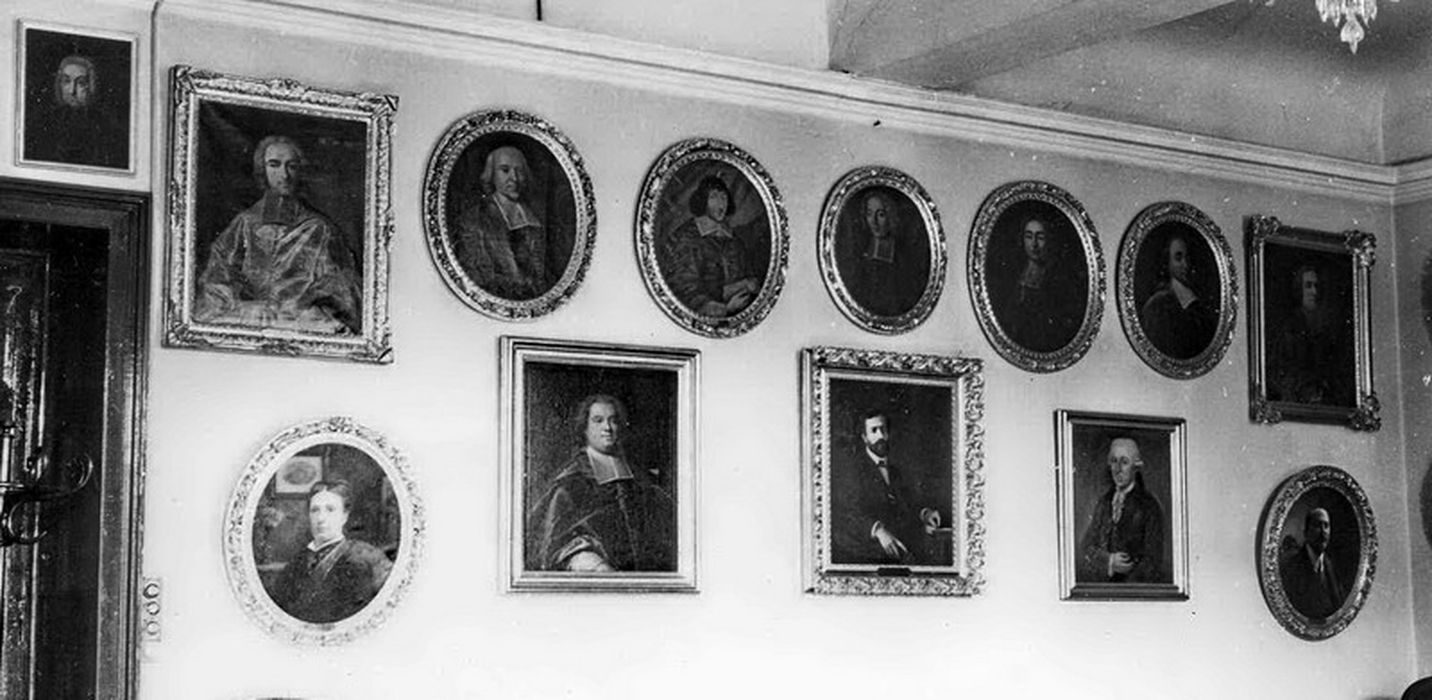 ensemble de 43 portraits d'évêques et bienfaiteurs (42 tableaux et un dessin, et leurs cadres), vue partielle