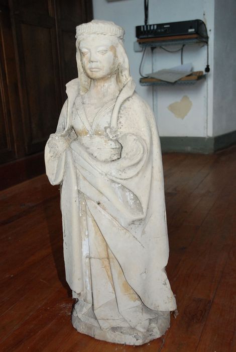statue représentant une figure féminine